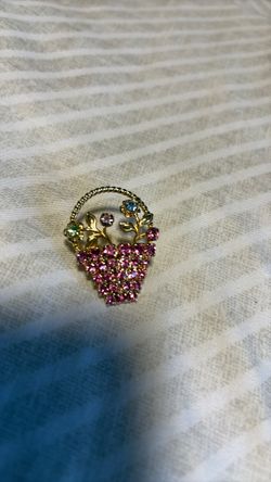 Broche en forma de canasta