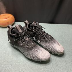 UNDER ARMOUR SPOTLIGHT CLONE 3.0 MENS FOOTBALL CLEATS SIZE 12