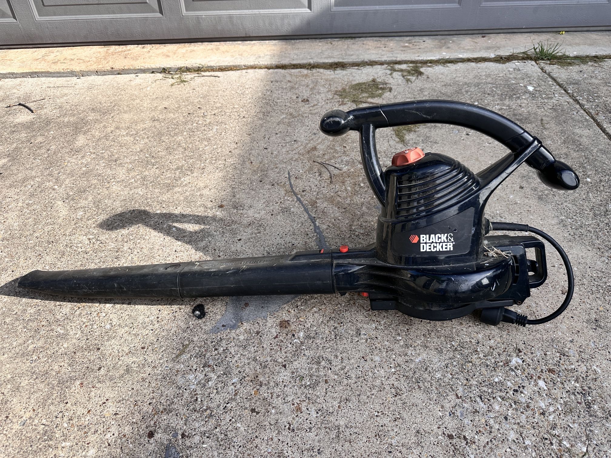 BLACK+DECKER 300 CFM 12-Amp Corded Electric Leaf Blower