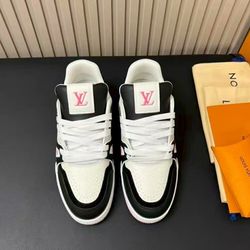 Louis Vuitton trainer in black and pink
