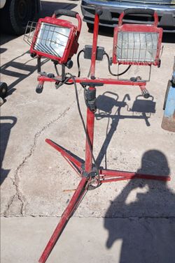 An adjustable halogen lights for a job site