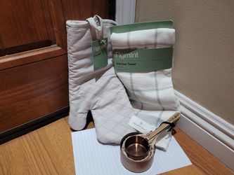 FIGMINT HEARTH & HAND KITCHEN BUNDLE EVERYTHING HERE!  OVEN MITT, KITCHEN TOWEL, COPPER COLORED METAL MEASURING CUPS! BRAND NEW! RETAILS 30