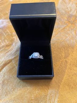 BEST OFFER💰NEW GENUINE VERA WANG DIAMOND ENGAGEMENT RING. 💎.  14KT.  VERY THICK & HEAVY.  2 GENUINE SAPPHIRES  MSRP $3,499.99(SEE AD). BEST OFFER 🎄