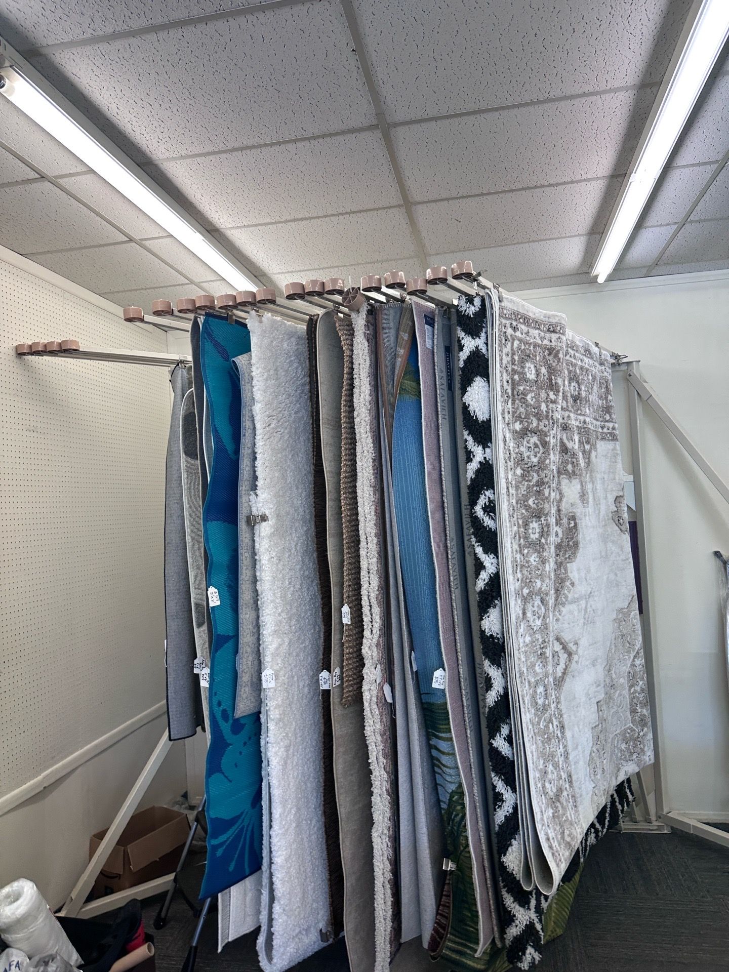 🧵 Heavy-Duty Rug Display Rack – Holds 40 Rugs (20×2)