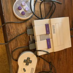 Super NES Mini With 21 Games And 2 Controllers 