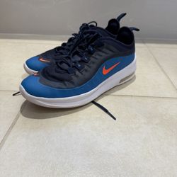 Nike Air Max Axis GS in the Midnight Navy, Laser Blue, and Hyper Crimson colorway. 