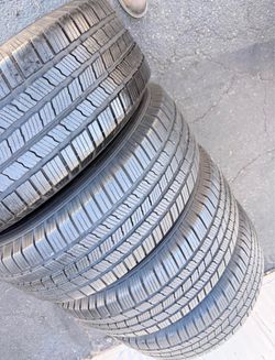 245/70/17 vendo un set de llantas marca Michelin con un 80% de vida las 4