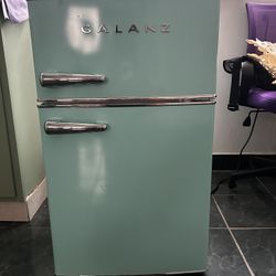 Retro Mini Fridge/freezer Galanz 
