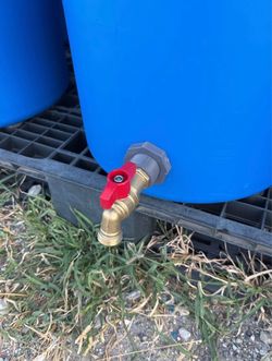 Easy to reach into 30 gallon with spigot