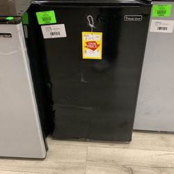 MAGIC CHEF HMR440BE MINI FRIDGE OS