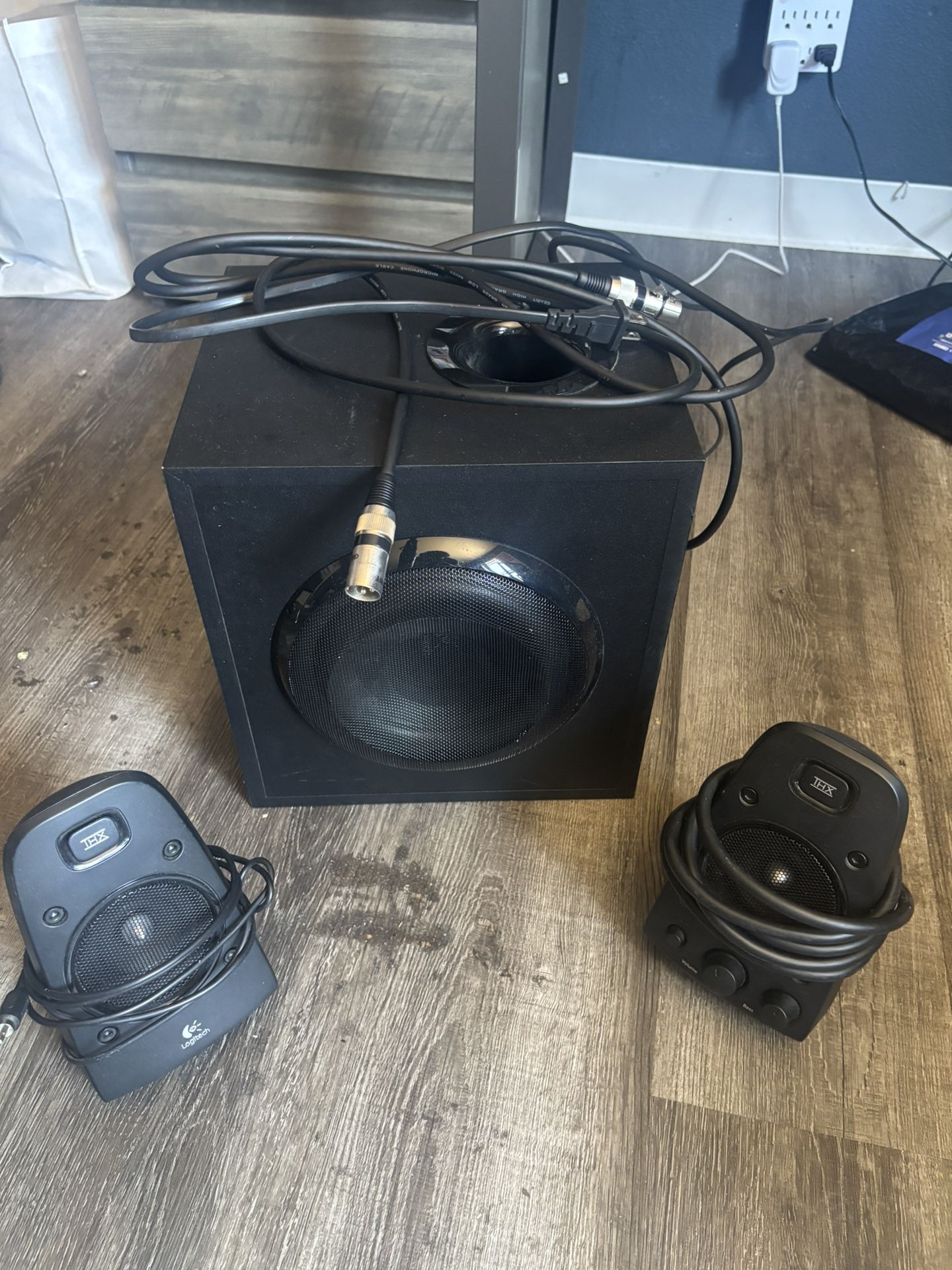 Logitech Z-2300 THX 2.1 Speaker System – Subwoofer + Satellites – Classic Sound