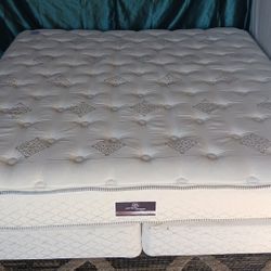 King Bed  /  Cama King