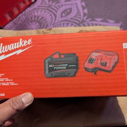 Milwaukee forge battery 12.0 with rapid charger