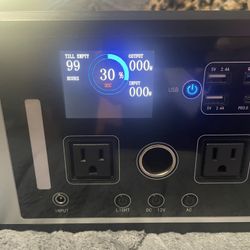New 700 Watt Portable Power station