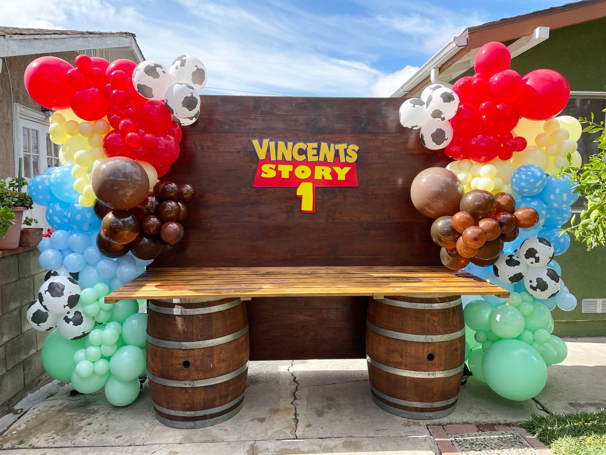 Balloon Garlands, Backdrops, Barrels with Table Top