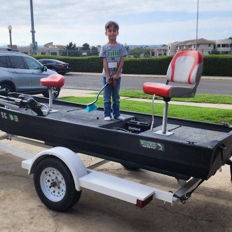 12' TINY BASS BOAT w/  MinnKota Trolling Motor