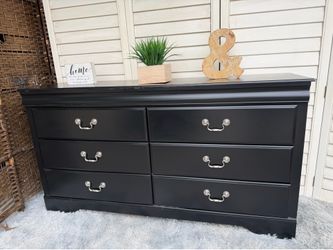 Dresser 6 drawers black  (drawers work Good) No home delivery; pickup only.