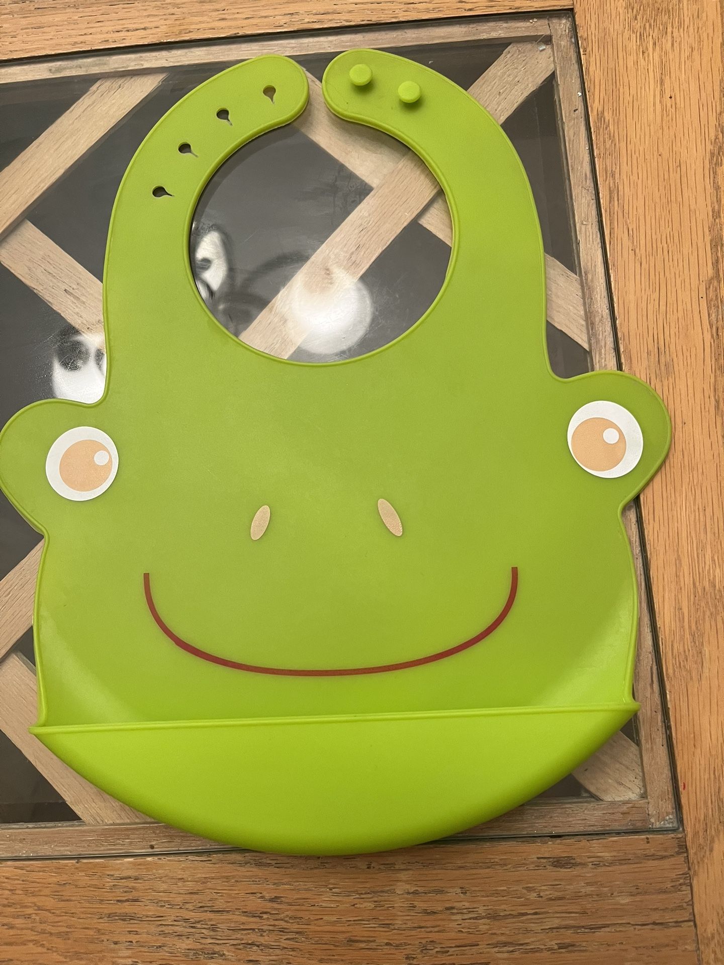 Silicone Green Froggy Bib With adjustable neck hole and Crum catcher lip