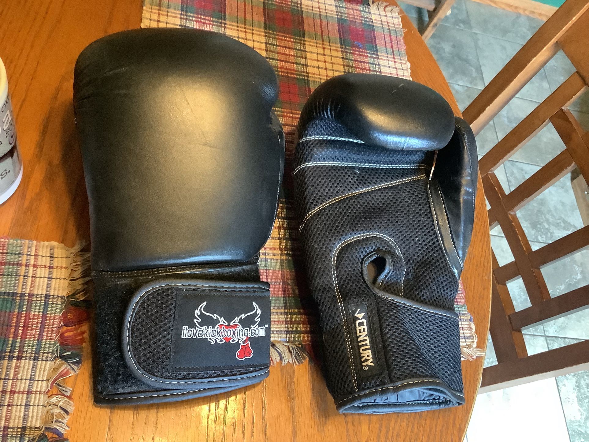 Kick boxing set of like new gloves with adjustable straps no rips these are 14 ounce gloves