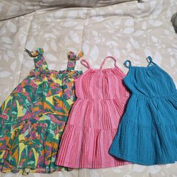 Outfits for girls, size 2T, $5 each/ Ropa para niñas talla 2 años, $5 c/u
