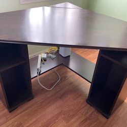 Corner Desk / Brown Table - Dimensions: H30 W50