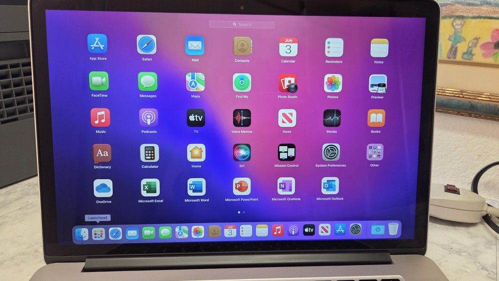 MacBook Pro 15"
Model A1398
Retina Display
i5 - 16Ram - 250 ssd