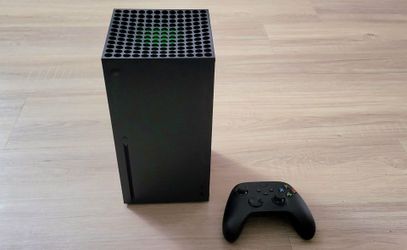 Xbox Series X w/ Controller