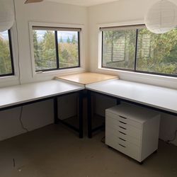 Extra-sturdy Steel Worktables with Formica tops