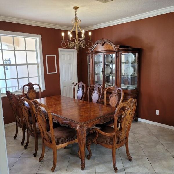 10 Piece Kathy Ireland Dining Room Set for Sale in Palm Harbor, FL