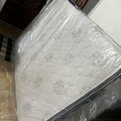 Colchón Semi Nuevo Queen$100