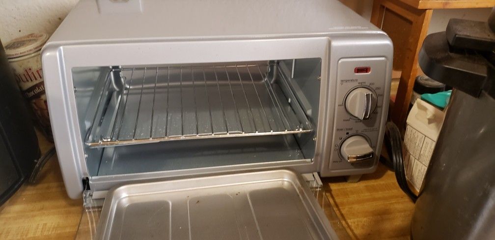 Black & Decker 4-Slice Toaster Oven - Black/Silver for Sale in Las Vegas,  NV - OfferUp