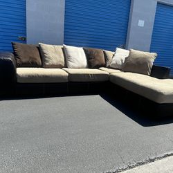 Tan  Sectional Couch 🚛🚚 Free Delivery 🚛🚚