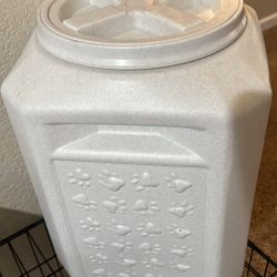Dog Food Container! Hold 35 Pounds. 