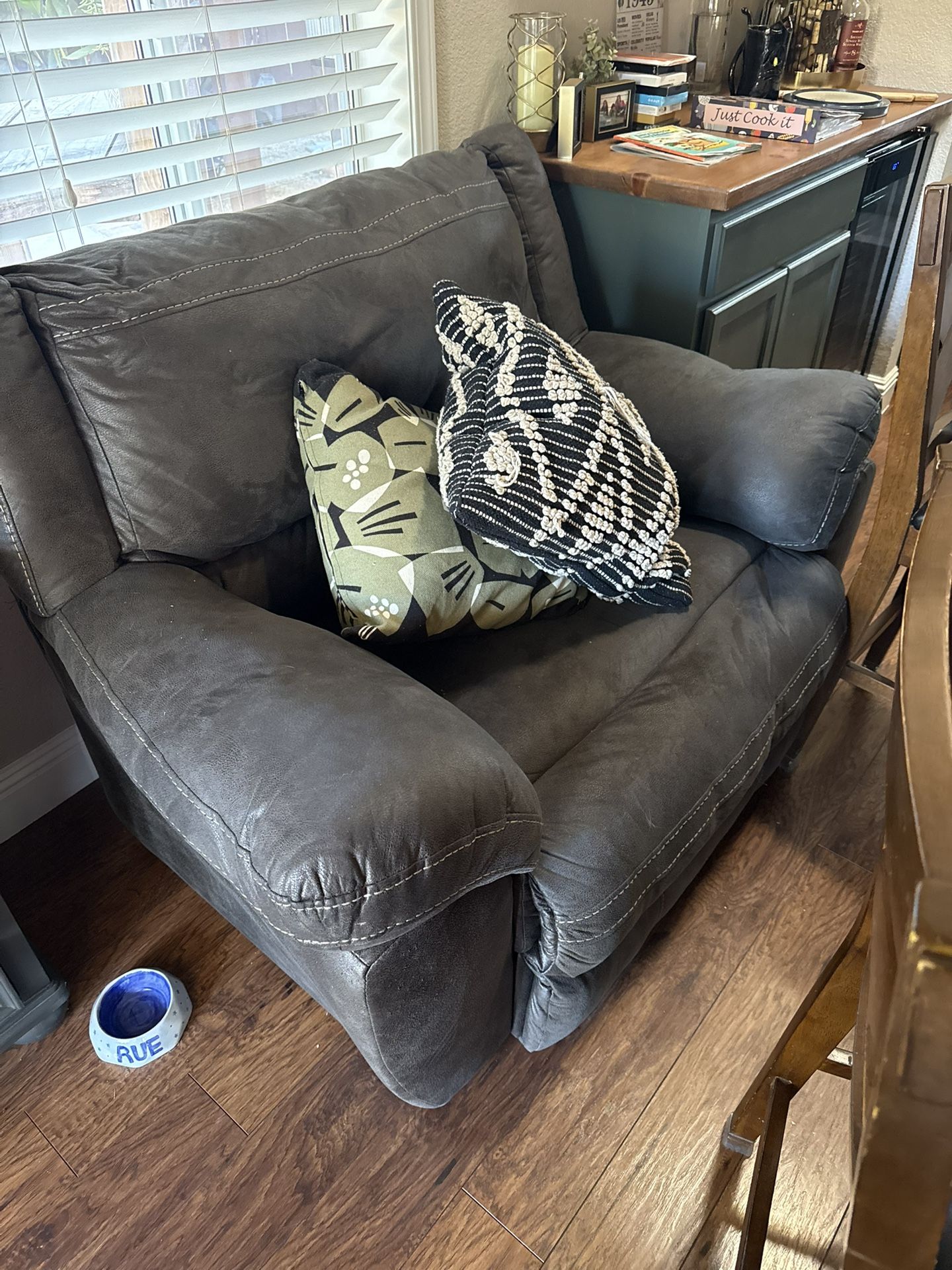 Oversized Power Recliner With Rechargeable Battery Pack