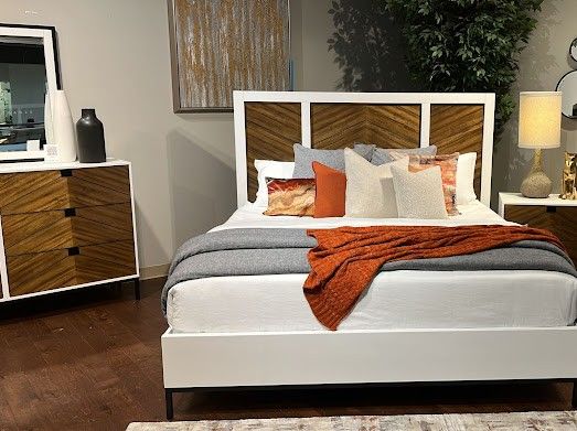 OsloWhite And Walnut Eastern King Bed
Homelegance