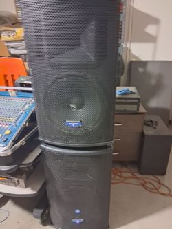 Mackie power speakers model sr1521