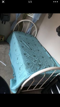 Twin bed frame only /cama individual solo la cama no colchon