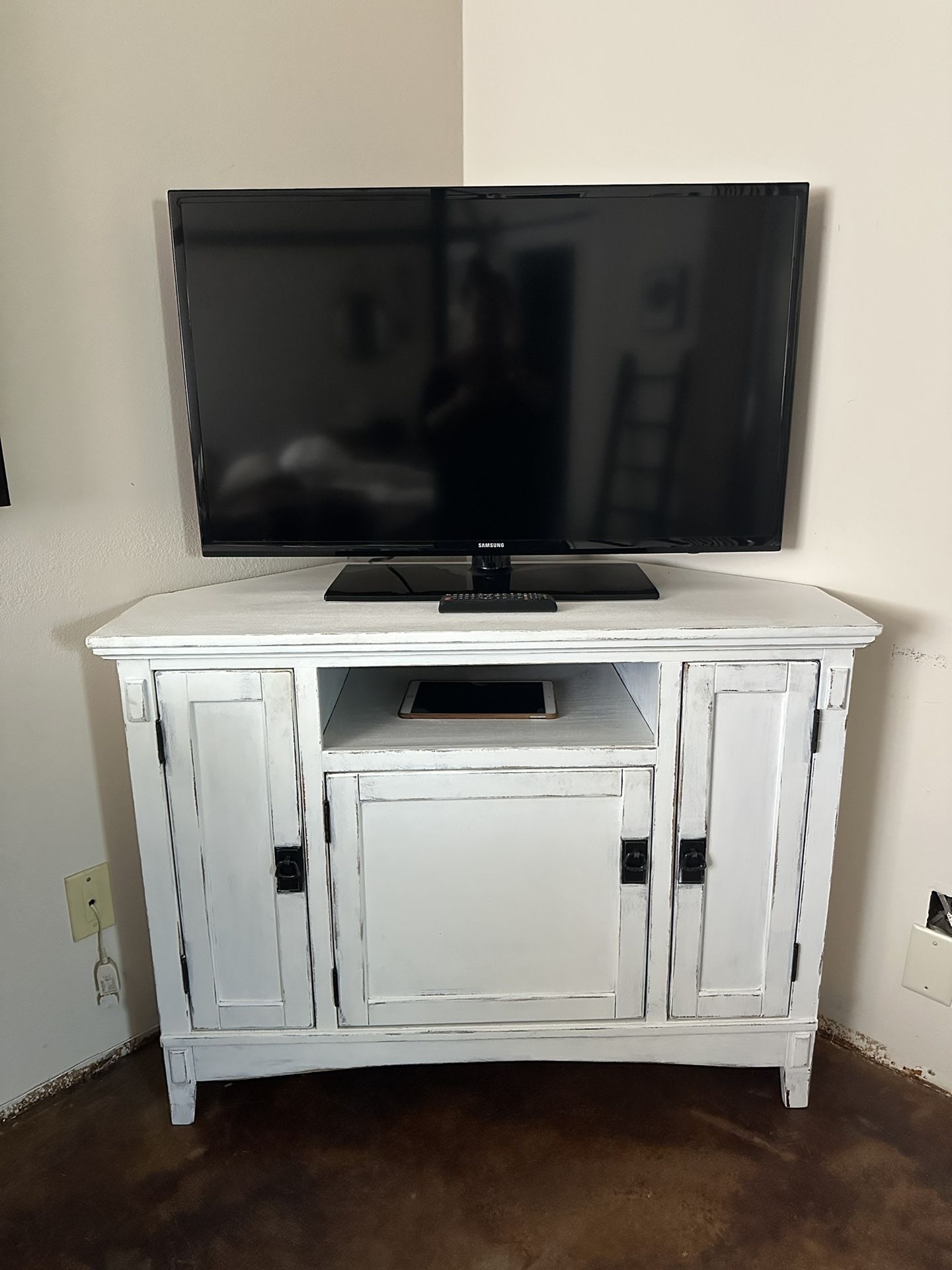 Corner TV Stand // 36” TV