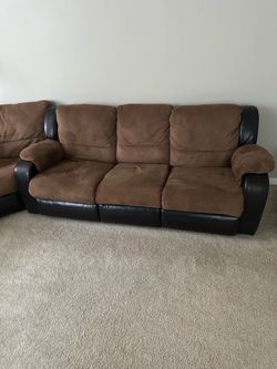 Large Reclining Sectional Sofa w/ Console – Excellent Condition