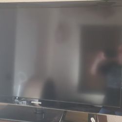 Samsung 46' Lcd TV w/ remote & DVD player