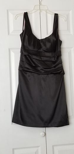 Black dress/vestido negro.