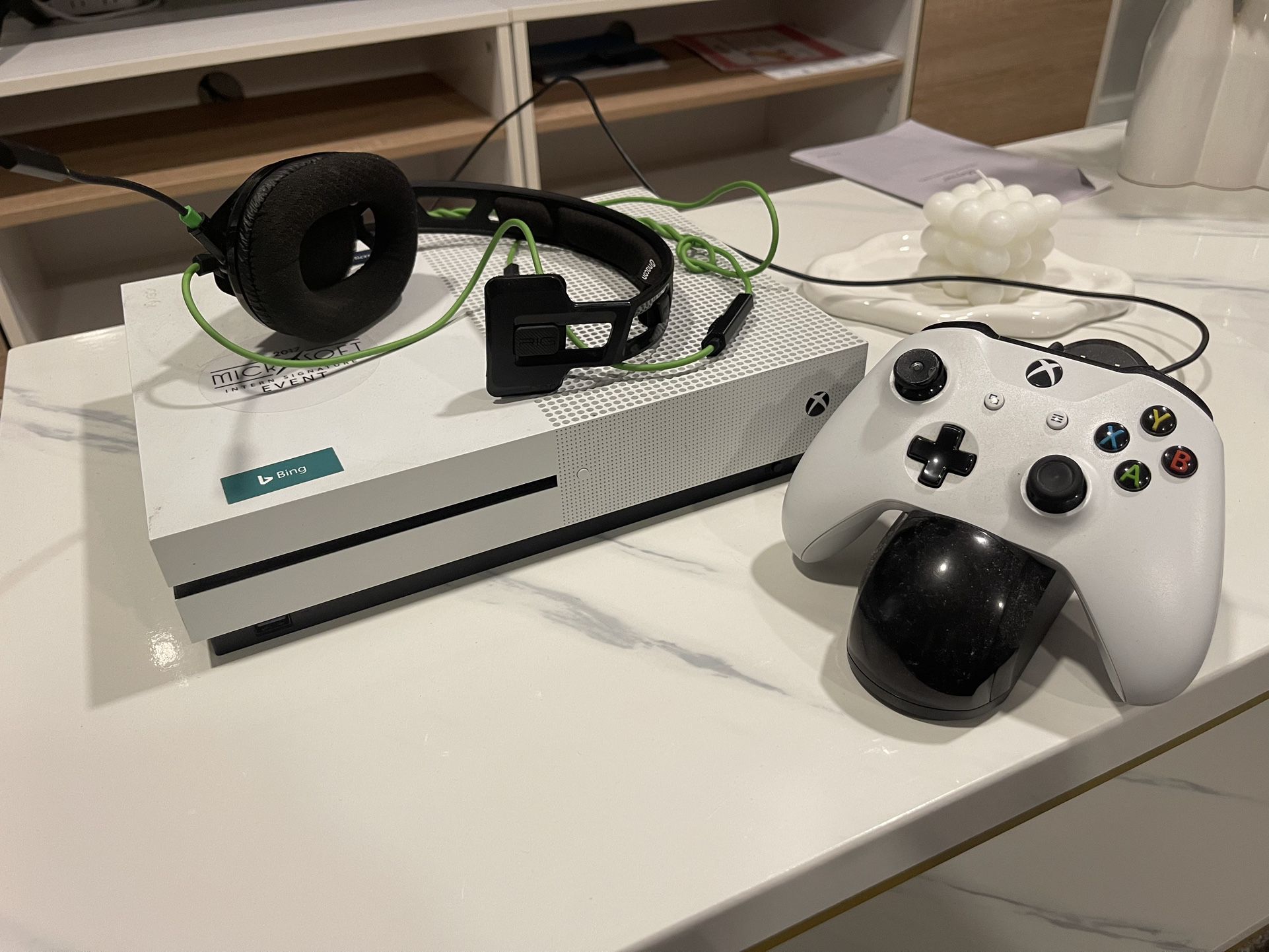 Xbox One + one controller & Headphones 