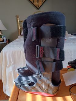 Removable cast boot