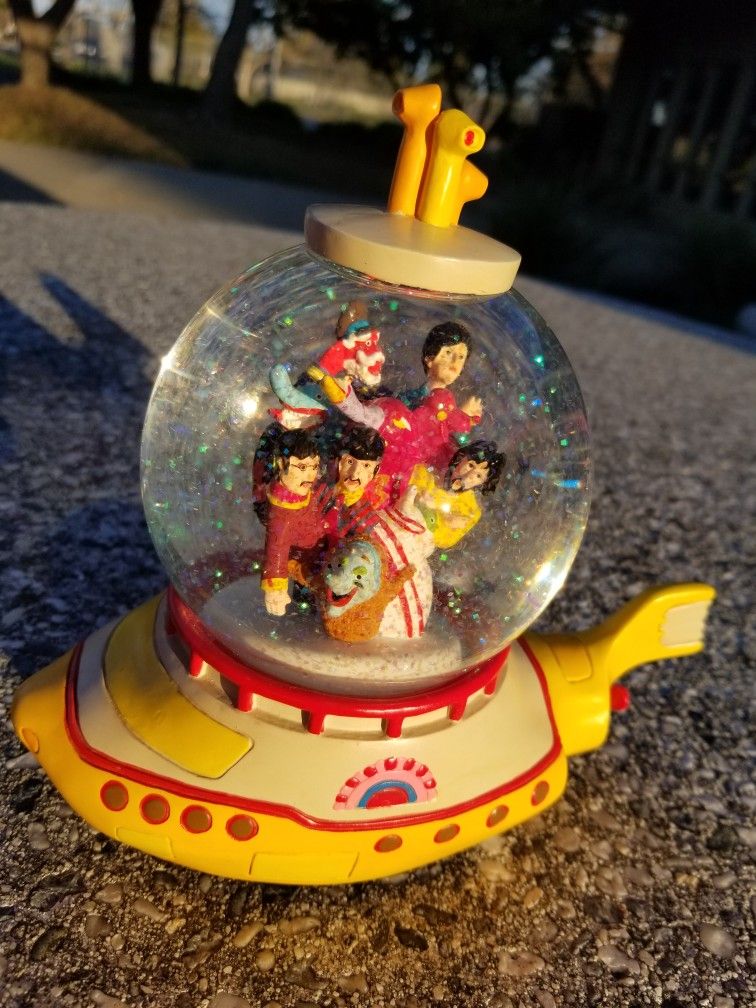 The Beatles Yellow Submarine Pepperland Snowglobe Special Ed