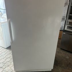 UPRIGHT FREEZER 