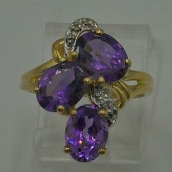 10kt yellow gold ring size 6 with 3 oval amethysts ; 6 diamonds 0.05 carat ; 3.8 gr total weight . 849101-1. Pre owned.