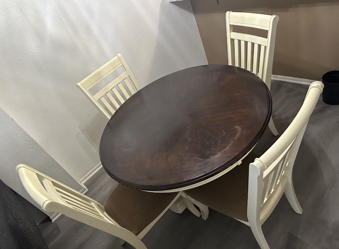 Table w. Chairs