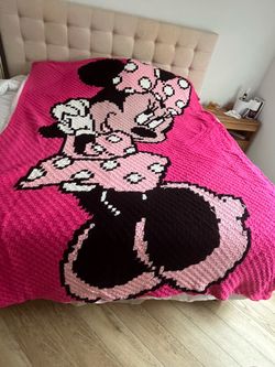Queen/King Size Hand Knit Minnie Mouse Throw