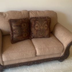 Sofa/ Loveseat 