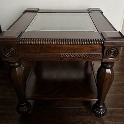 Beautiful End table For Sale